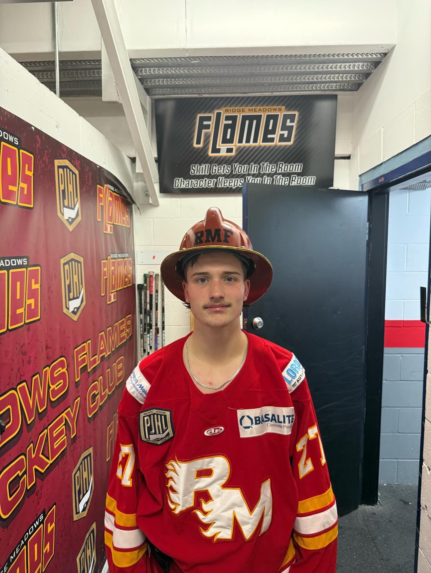 4-3 OT W @ The Cam!

Josh Bettesworth with the OT Winning 🚨and the hard hat!

Next up is Richmond tomorrow in Richmond!

🔥🔥🔥🔥