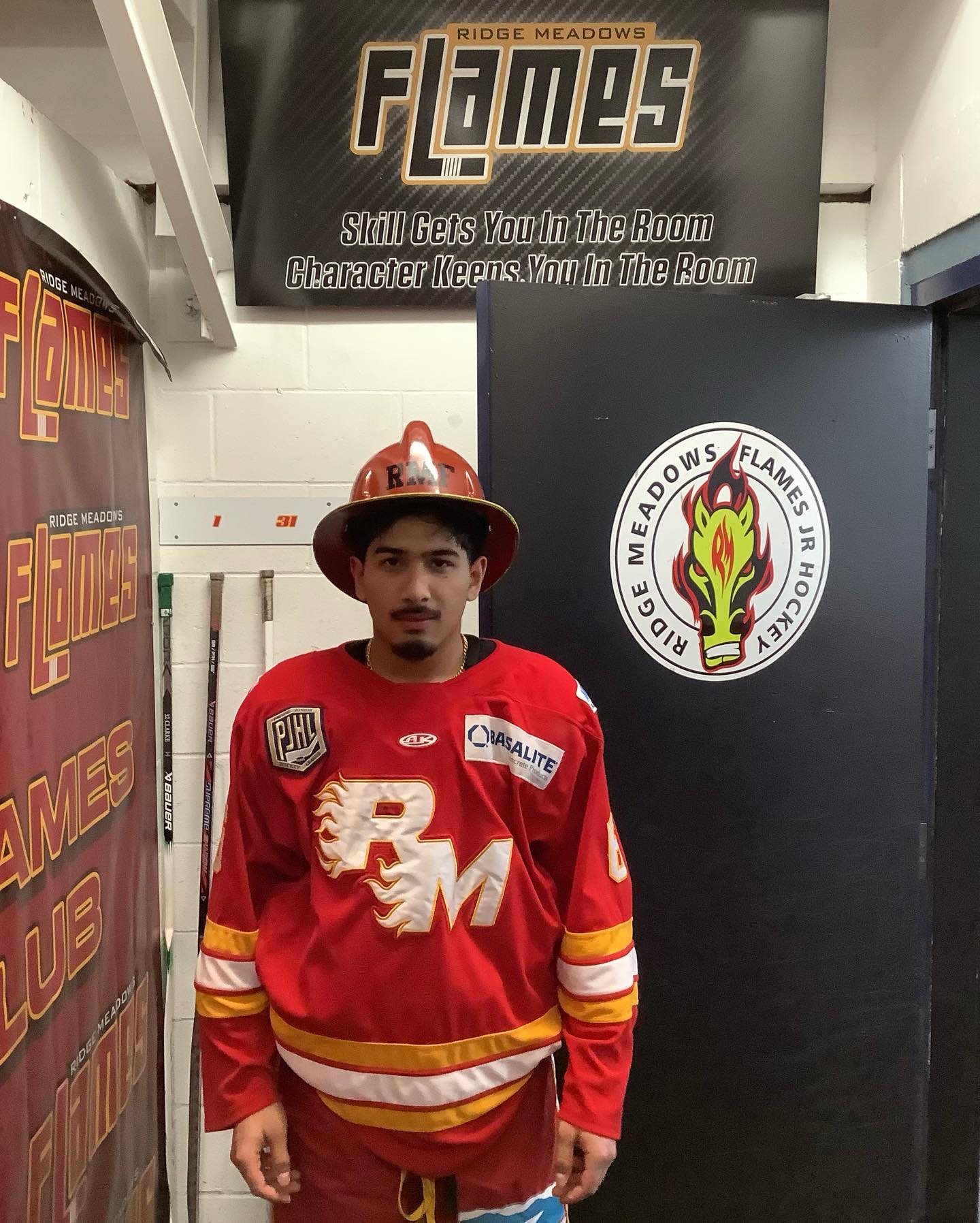 4-1 W @ The Cam!

Manny Sandhu with the GWG 🚨 and the Hard Hat!

Next up is game 3 Tuesday in Langley!

🔥🔥🔥🔥