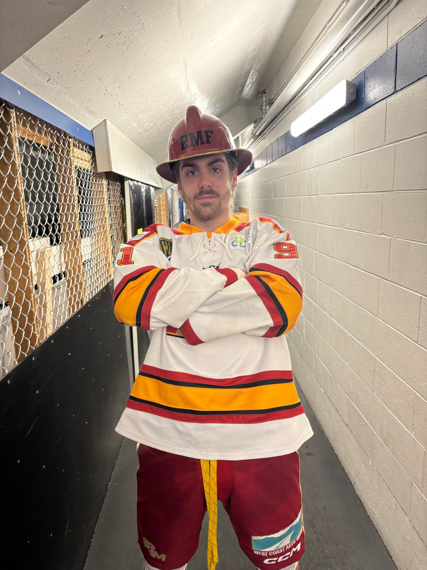 6-1 W @ The Lodge!

Jonah Power Smith with 🚨 + 🚨 & 🍎 and the Hard Hat!

Next up is game 4 Thursday in Langley!

🔥🔥🔥🔥